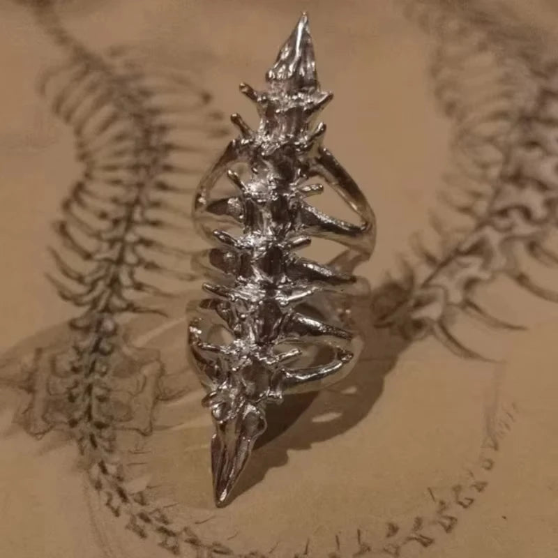 Offener Ring mit Wirbelsäule und Totenkopf im Gothic-Stil