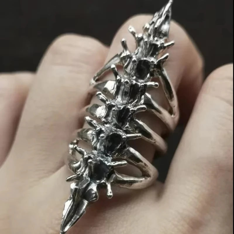 Offener Ring mit Wirbelsäule und Totenkopf im Gothic-Stil