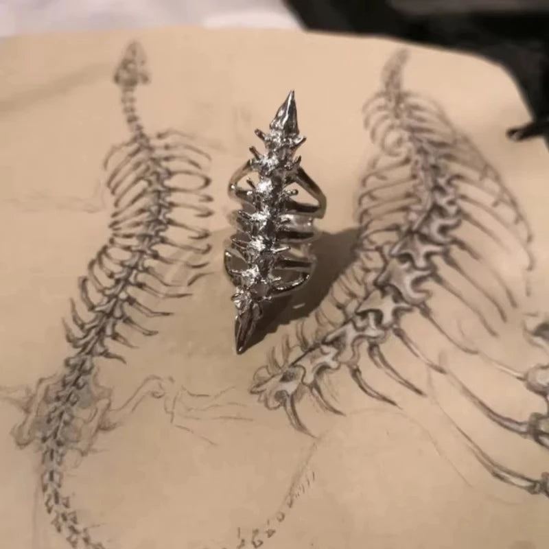 Offener Ring mit Wirbelsäule und Totenkopf im Gothic-Stil