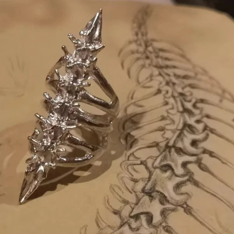 Offener Ring mit Wirbelsäule und Totenkopf im Gothic-Stil