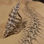 Offener Ring mit Wirbelsäule und Totenkopf im Gothic-Stil
