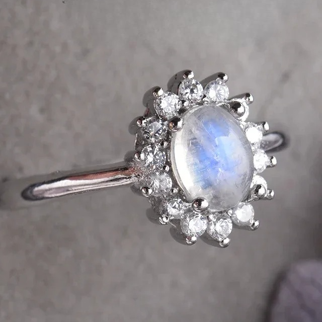 Ovaler Ring mit Mondstein und Kristallglanz