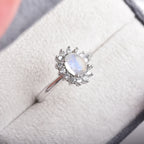Ovaler Ring mit Mondstein und Kristallglanz