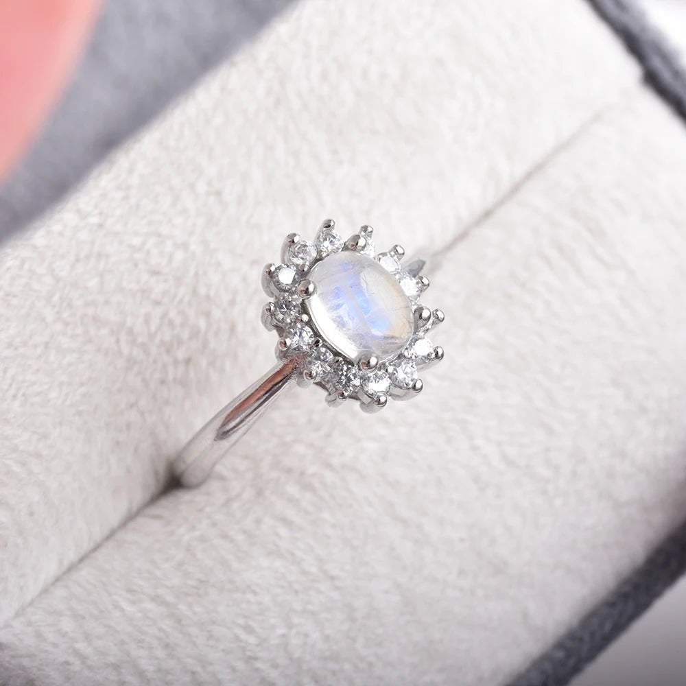Ovaler Ring mit Mondstein und Kristallglanz