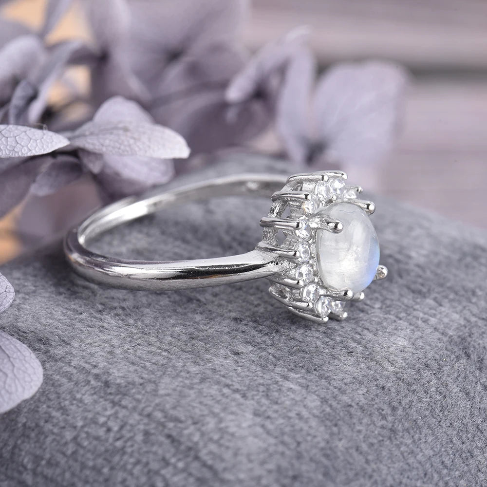 Ovaler Ring mit Mondstein und Kristallglanz