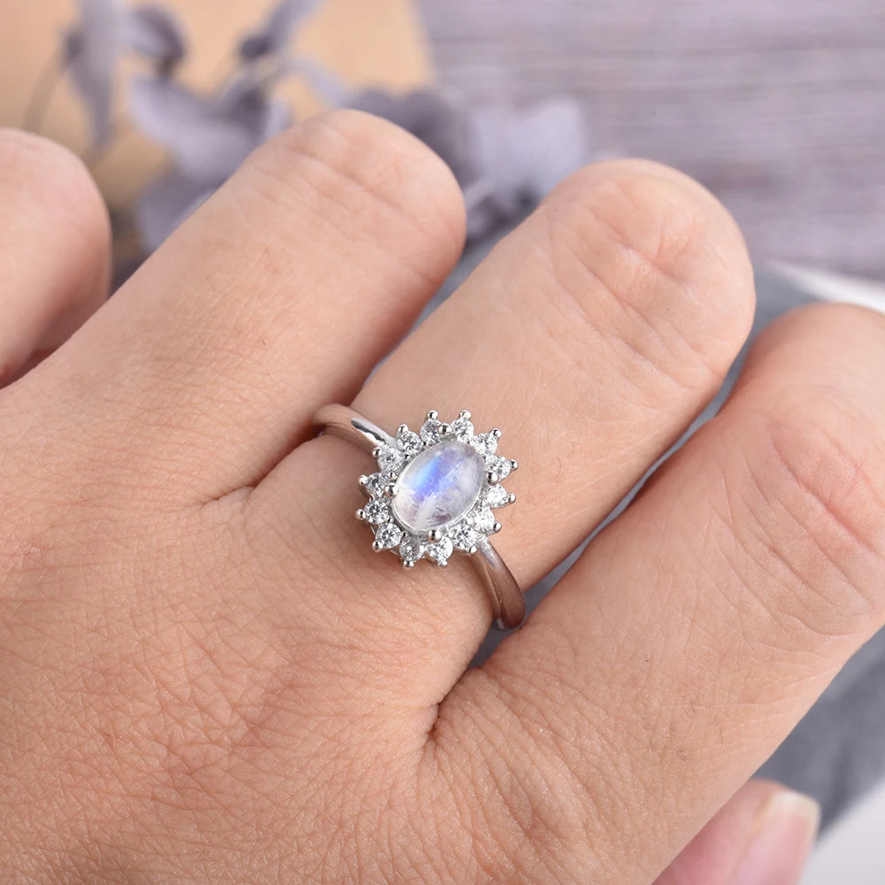 Ovaler Ring mit Mondstein und Kristallglanz