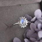 Ovaler Ring mit Mondstein und Kristallglanz