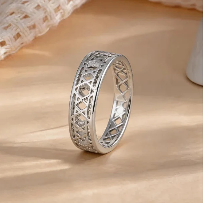 Damenring mit symbolischen jüdischen <span data-glossary-id="etoiles-de-david">Davidsternen</span> aus Silber