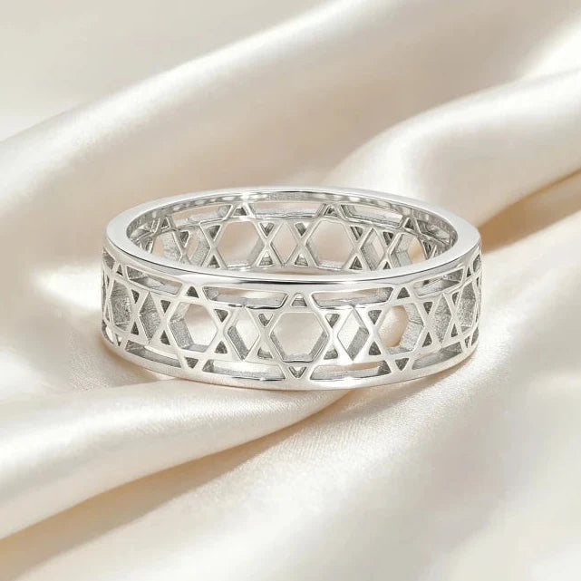 Damenring mit symbolischen jüdischen <span data-glossary-id="etoiles-de-david">Davidsternen</span> aus Silber