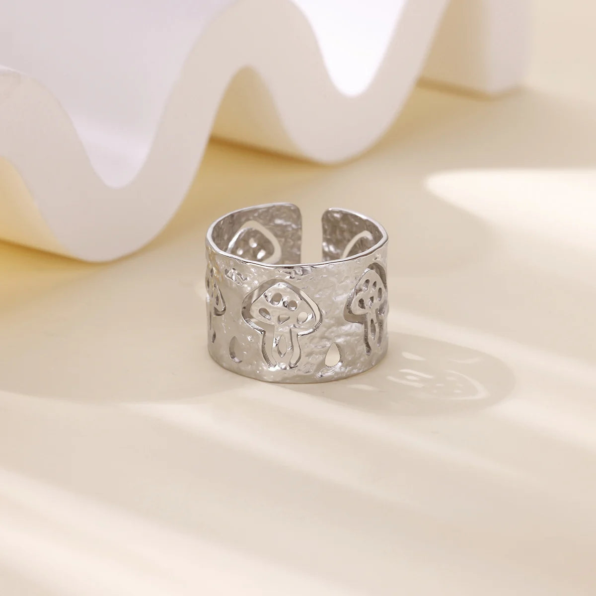 Retro-Ring mit silbernen Pilzen