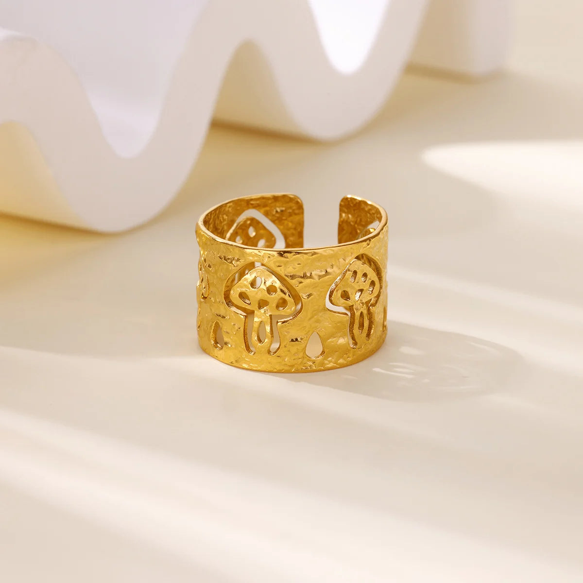Retro-Ring mit goldenen Pilzen