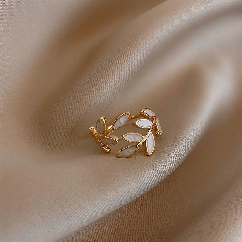 Retro Ring Lorbeerblatt aus Zirkon