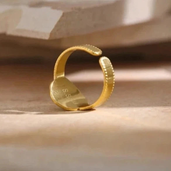 Sonnenring mit blauem Stein