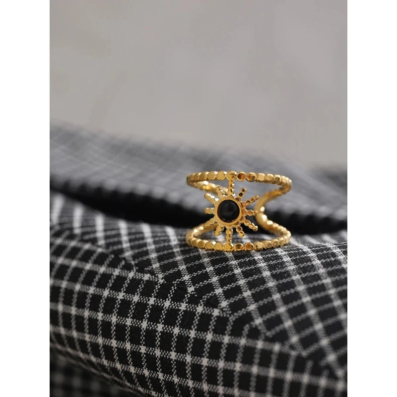 Sonnenring mit schwarzem Stein