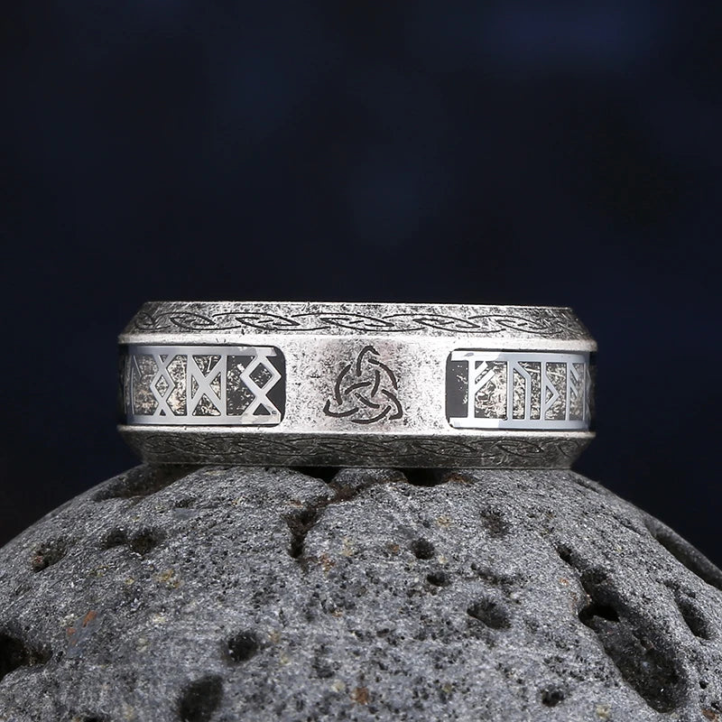 Ring im Wikingerstil mit keltischem Knoten