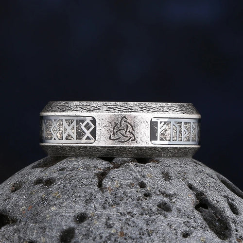 Ring im Wikingerstil mit keltischem Knoten