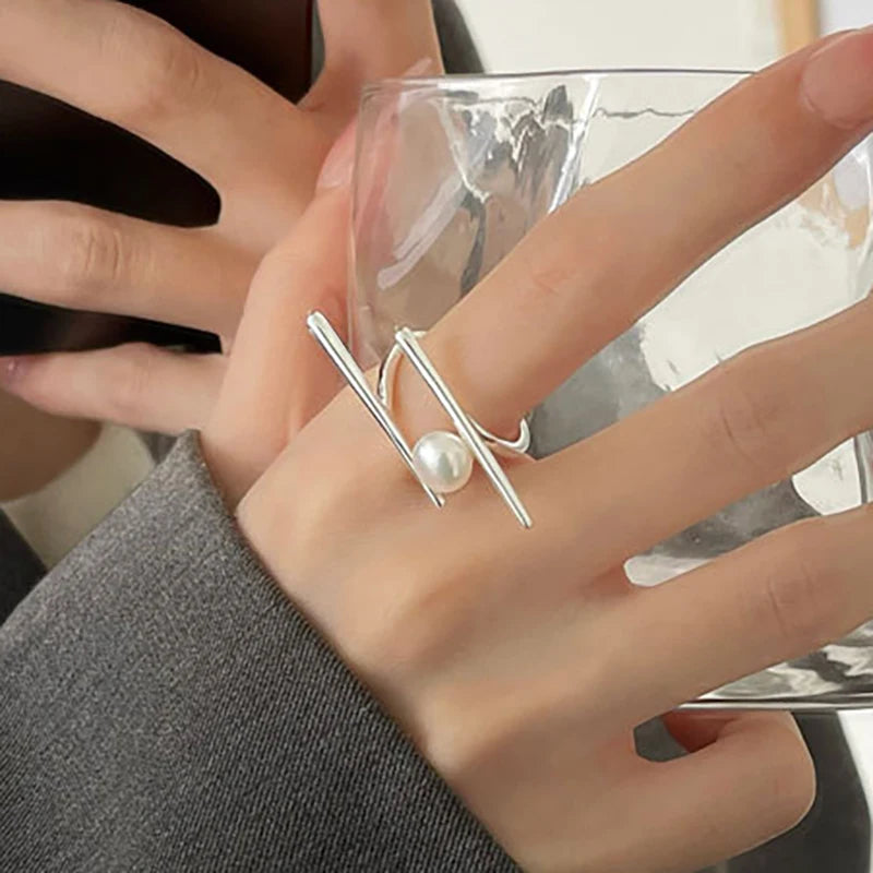 Stilvoller Ring mit weißer Zirkon-Perle