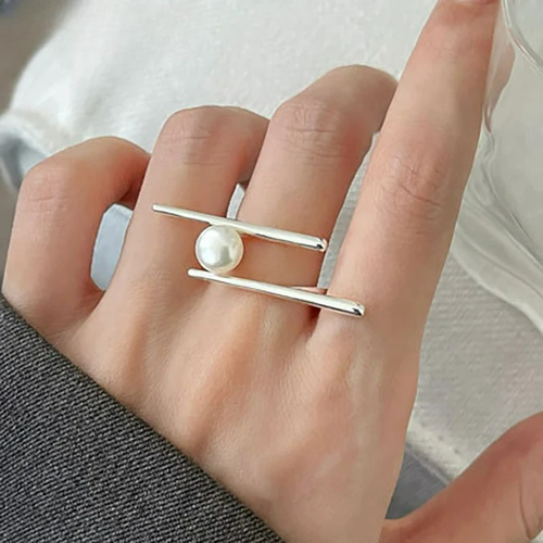 Stilvoller Ring mit weißer Zirkon-Perle