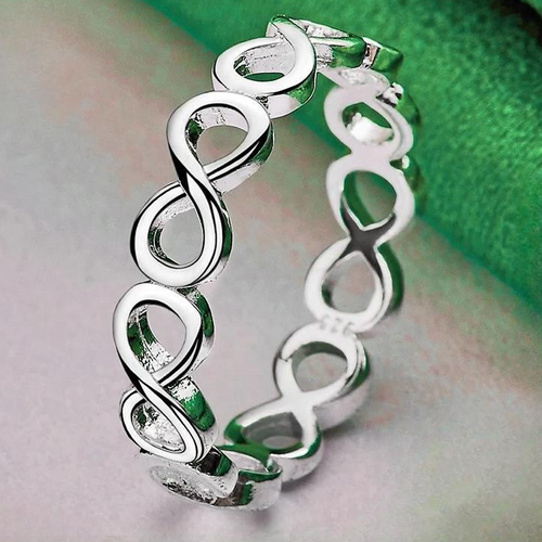 Ring mit ineinander verschlungenen Unendlichkeitssymbolen