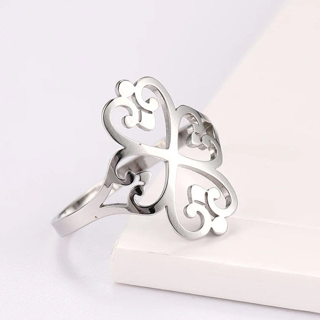Durchbrochener Kleeblatt-Ring mit vier Herzen aus Silber