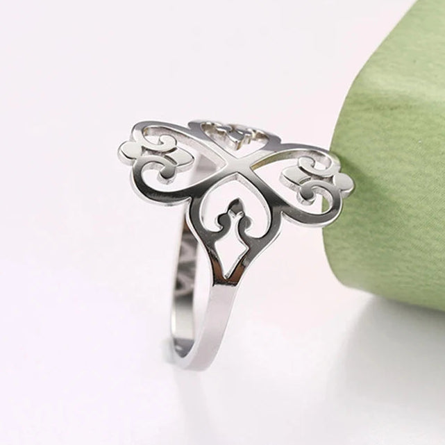Durchbrochener Kleeblatt-Ring mit vier Herzen aus Silber