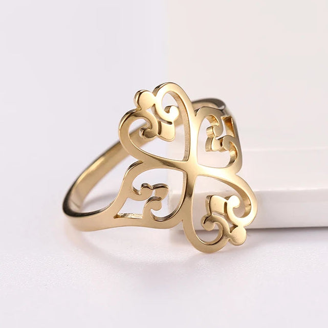 Durchbrochener Kleeblatt-Ring mit vier Herzen aus Gold