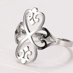 Durchbrochener Kleeblatt-Ring mit vier Herzen aus Silber