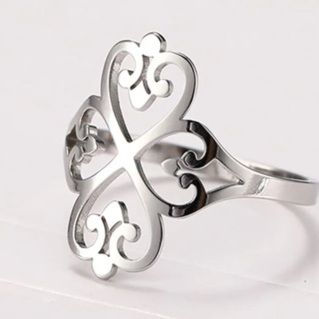 Durchbrochener Kleeblatt-Ring mit vier Herzen aus Silber