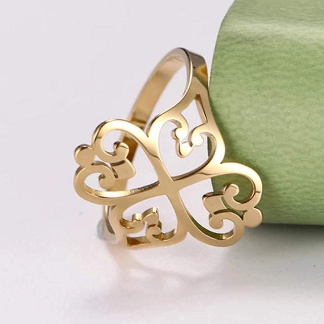 Durchbrochener Kleeblatt-Ring mit vier Herzen aus Gold