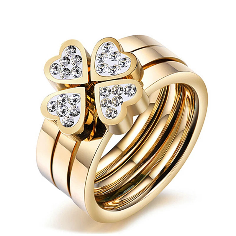 Kleeblatt-Ring mit vier Herzen, verziert mit goldfarbenen Kristallen