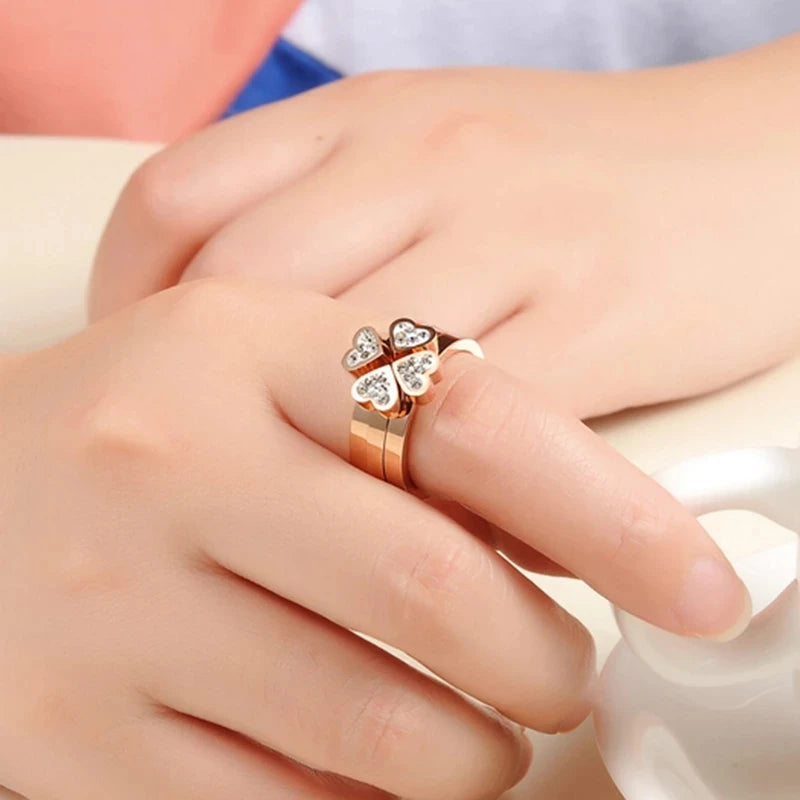 Kleeblatt-Ring mit vier Herzen, verziert mit roségoldfarbenen Kristallen