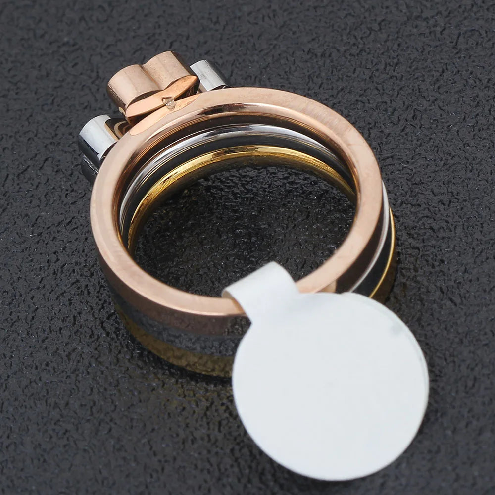 Kleeblatt-Ring mit vier Herzen, verziert mit mehrfarbigen Kristallen