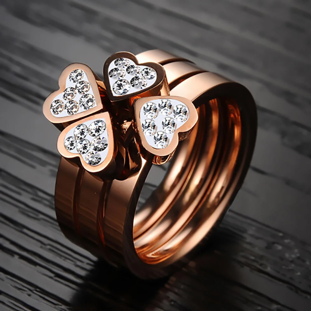 Kleeblatt-Ring mit vier Herzen, verziert mit roségoldfarbenen Kristallen