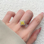 Leuchtender Kleeblatt-Ring aus Kristallen in Silber und Gelb