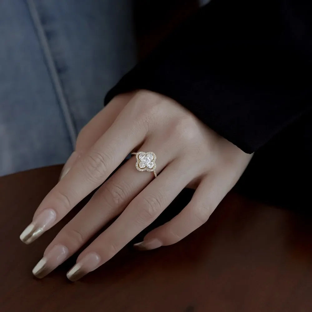 Leuchtender Kleeblatt-Ring aus Kristallen Gold