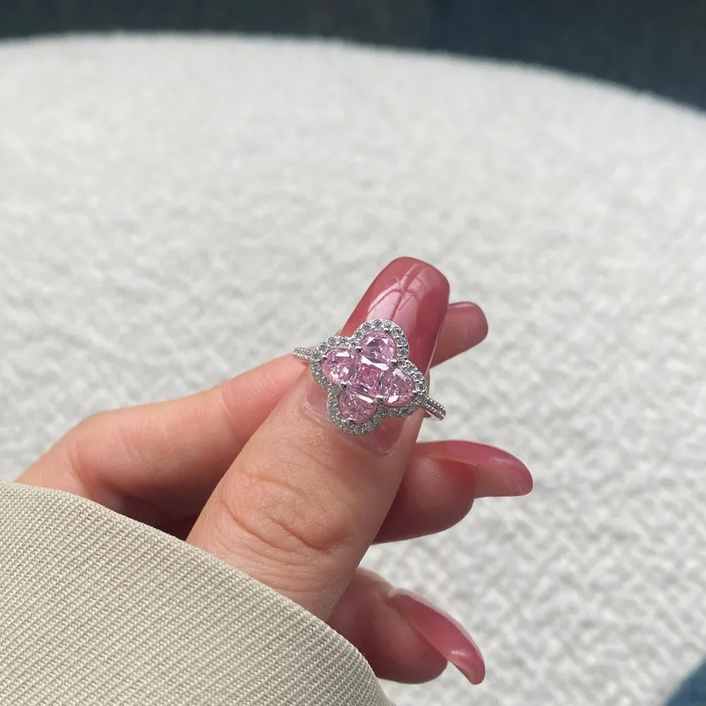 Leuchtender Kleeblatt-Ring aus Kristallen in Silber und Rosa