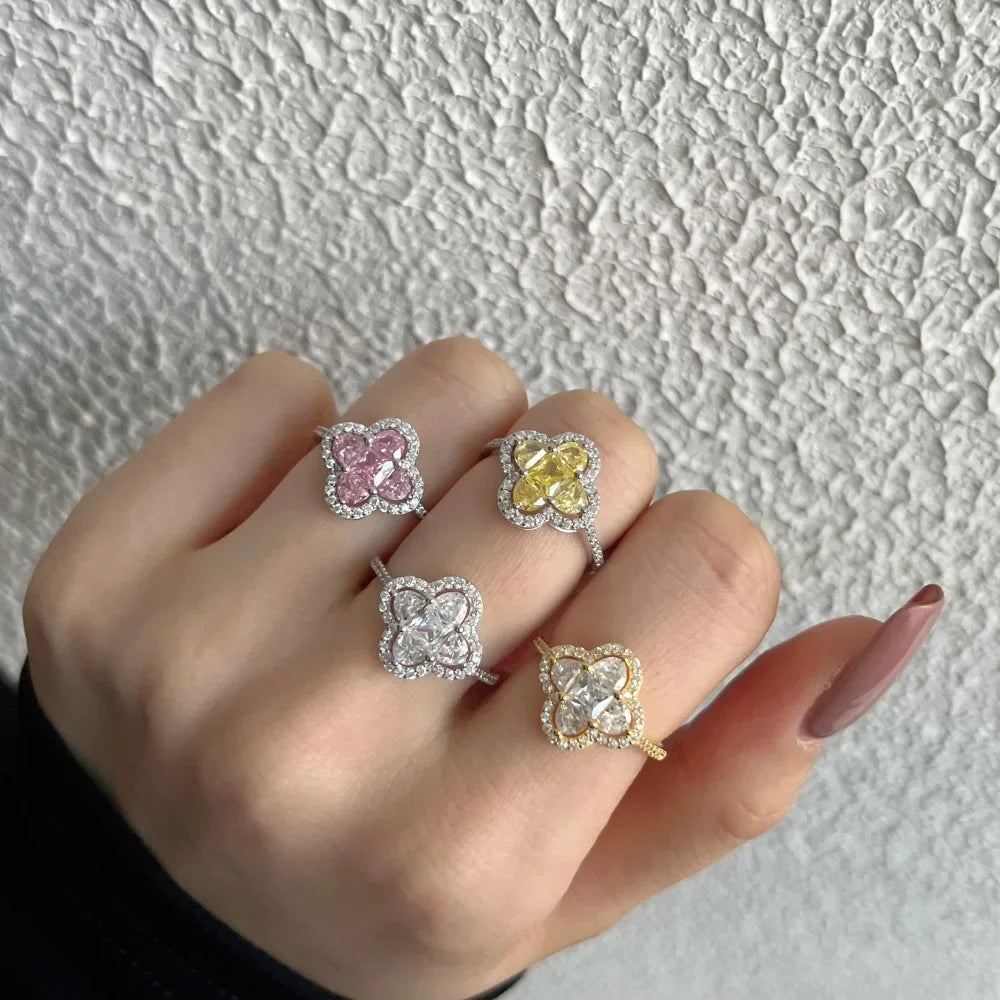 Leuchtender Kleeblatt-Ring aus Kristallen