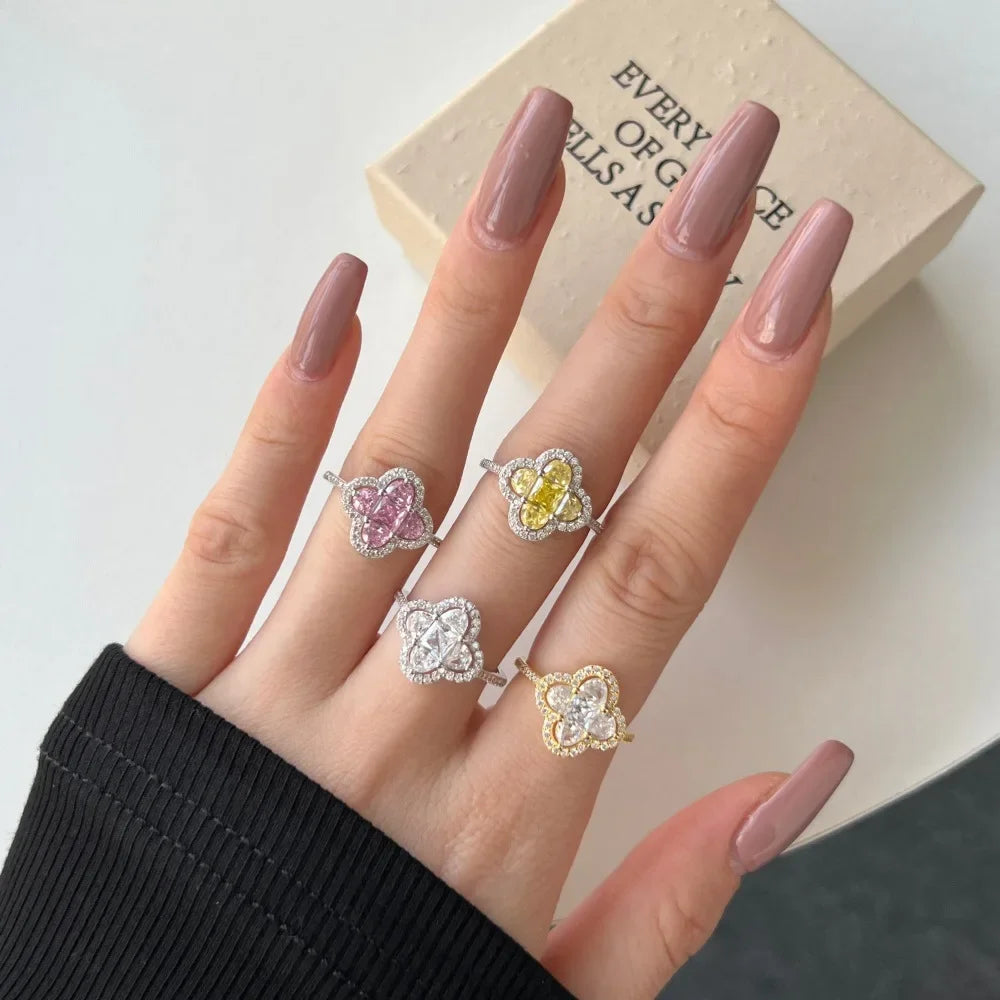 Leuchtender Kleeblatt-Ring aus Kristallen