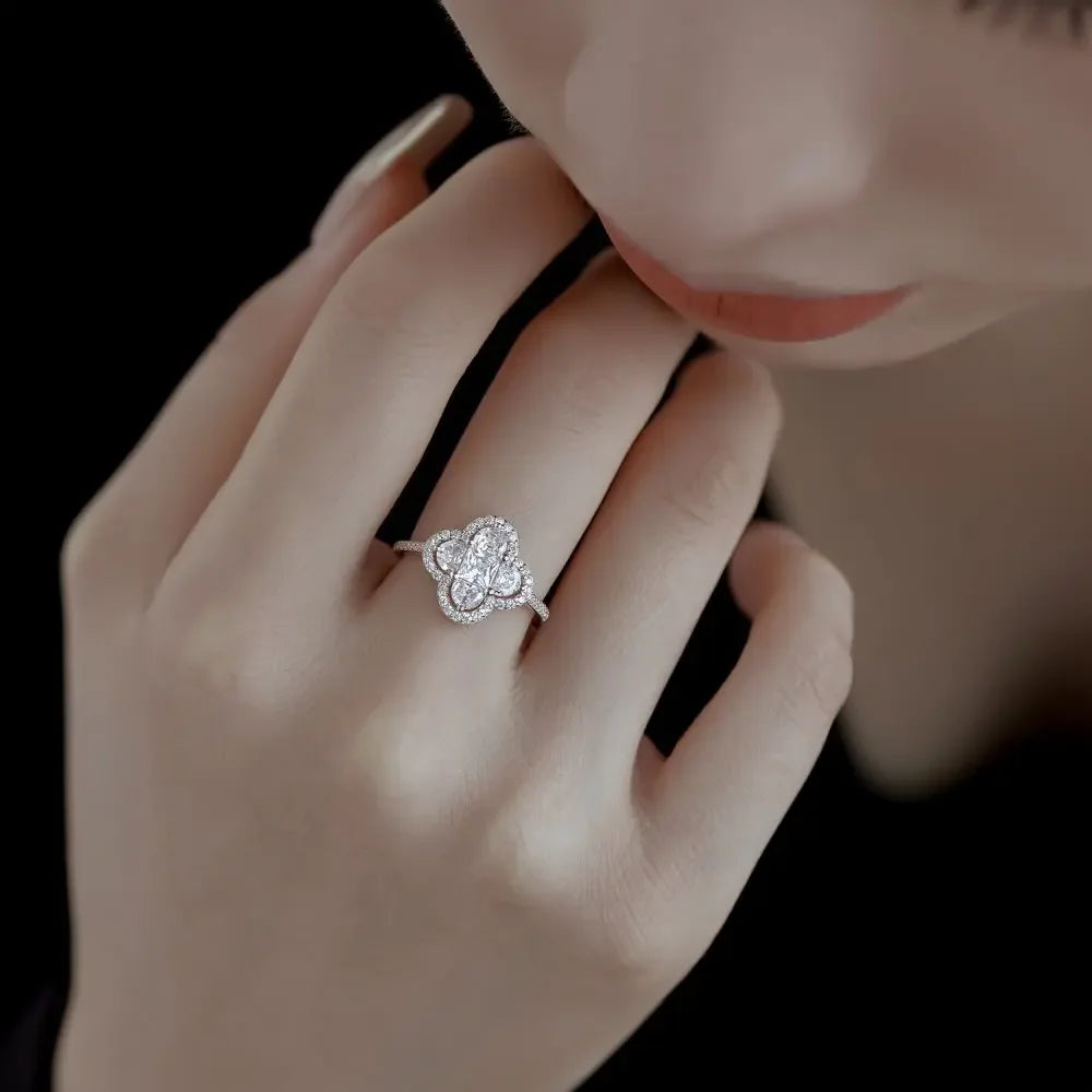 Leuchtender Kleeblatt-Ring aus Kristallen Silber