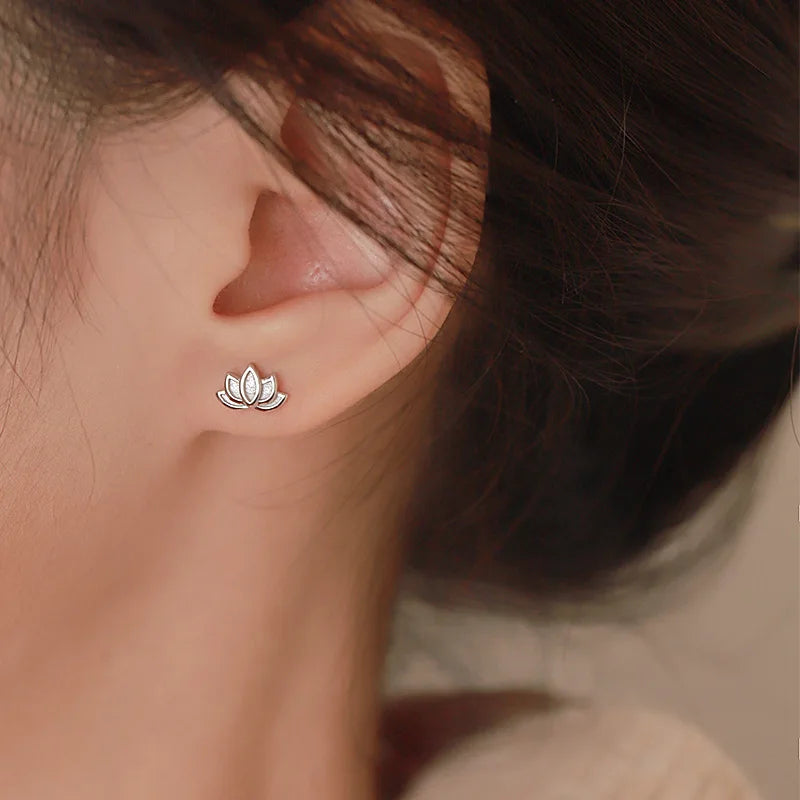 Lotusblumen-Ohrstecker für Damen aus Silber