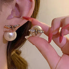 Bienen- und weiße Perlenohrringe