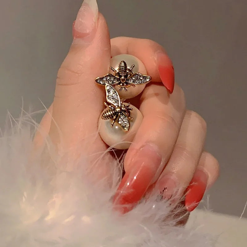 Bienen- und weiße Perlenohrringe