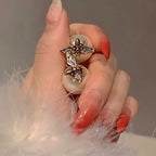 Bienen- und weiße Perlenohrringe