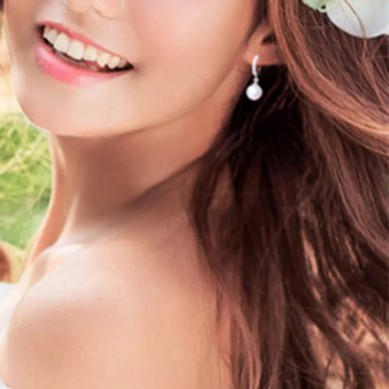 Klassische Ohrringe mit Perle und Zirkon