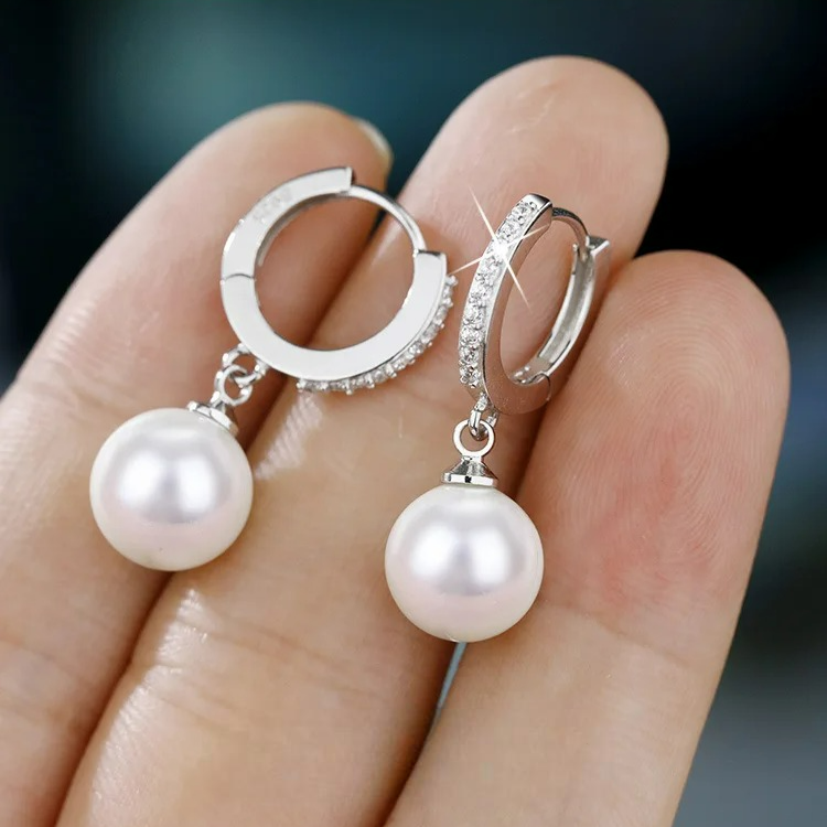 Klassische Ohrringe mit Perle und Zirkon