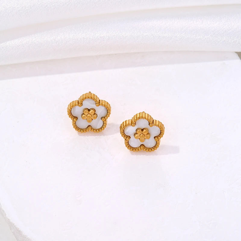 Ohrstecker mit weißem 5-Blatt-Klee
