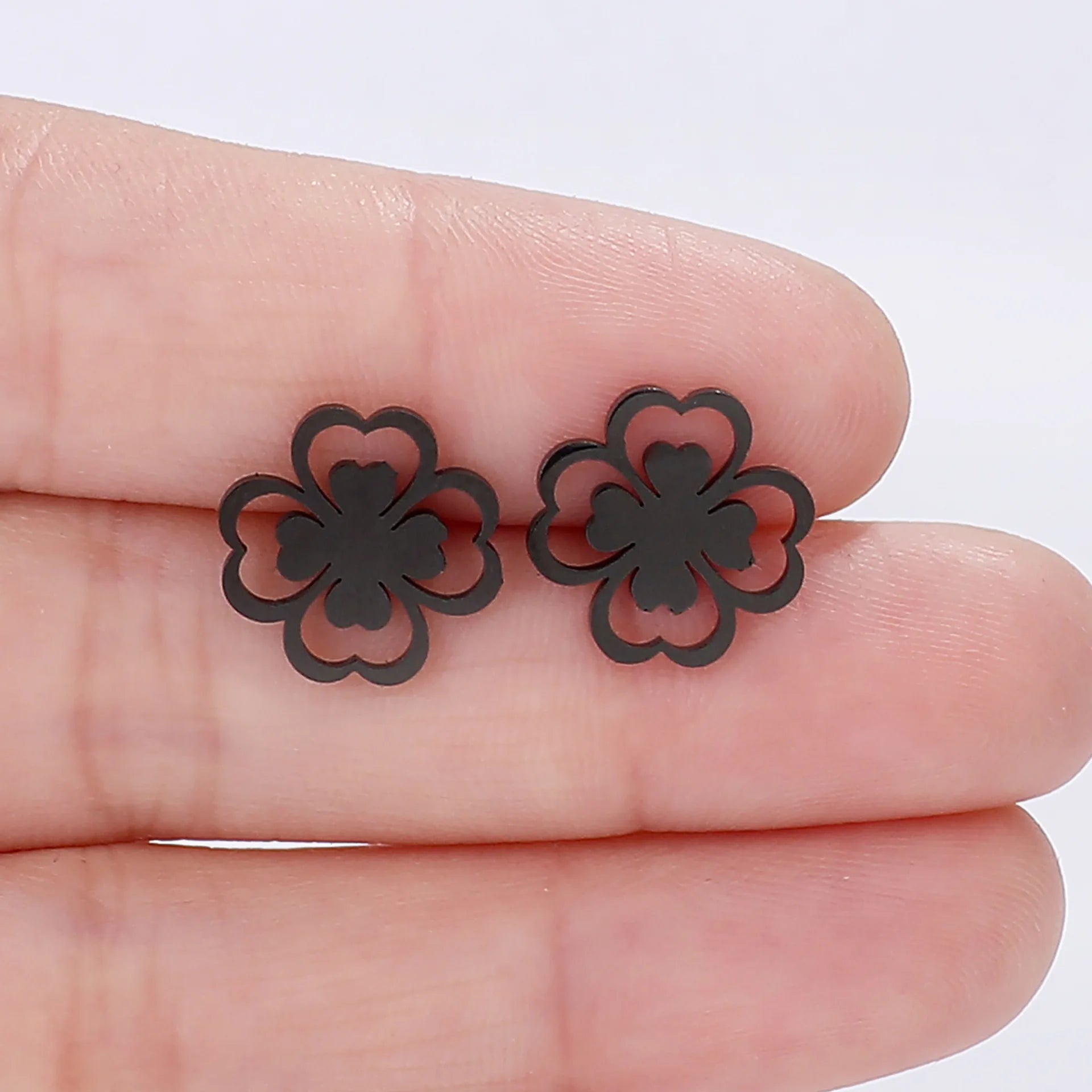 Ohrstecker mit vierblättrigem Kleeblatt in Schwarz