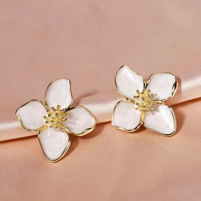 Ohrstecker Hibiskusblüte Perlmuttweiße Blütenblätter