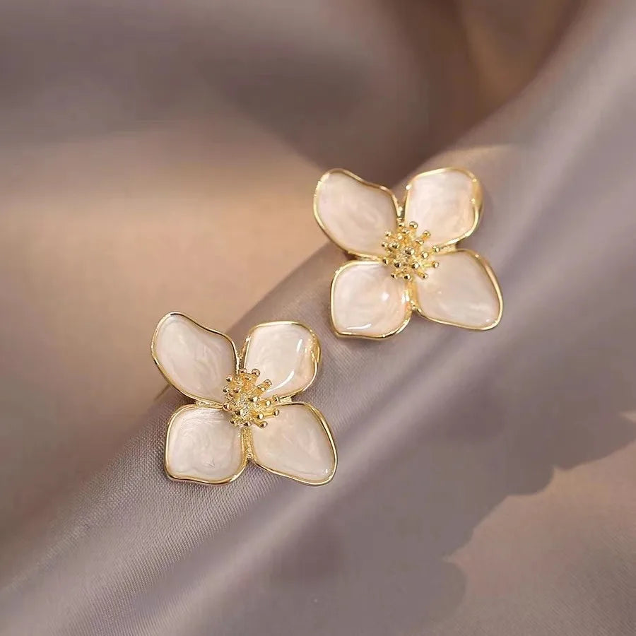 Ohrstecker Hibiskusblüte Perlmuttweiße Blütenblätter