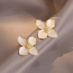 Ohrstecker Hibiskusblüte Perlmuttweiße Blütenblätter